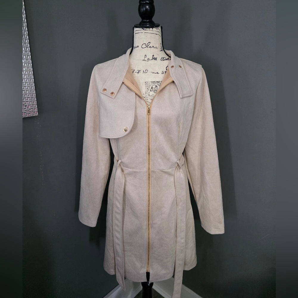 Elegant Cream Zip-Up Coat
